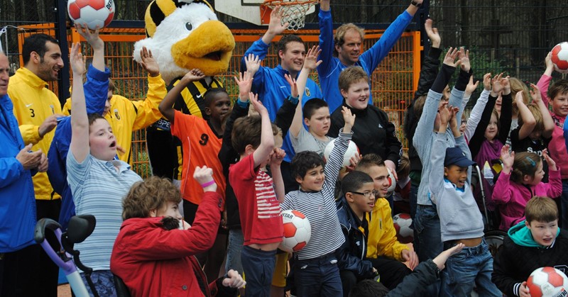 Voetbalclinic van Vitesse spelers op Cruyff Court Lichtenbeek in Arnhem afbeelding nieuwsbericht