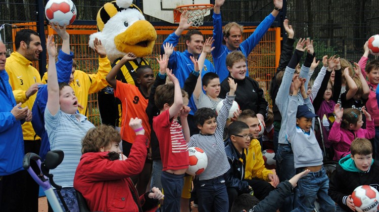 Voetbalclinic van Vitesse spelers op Cruyff Court Lichtenbeek in Arnhem afbeelding nieuwsbericht Voetbalclinic van Vitesse spelers op Cruyff Court Lichtenbeek in Arnhem afbeelding nieuwsbericht
