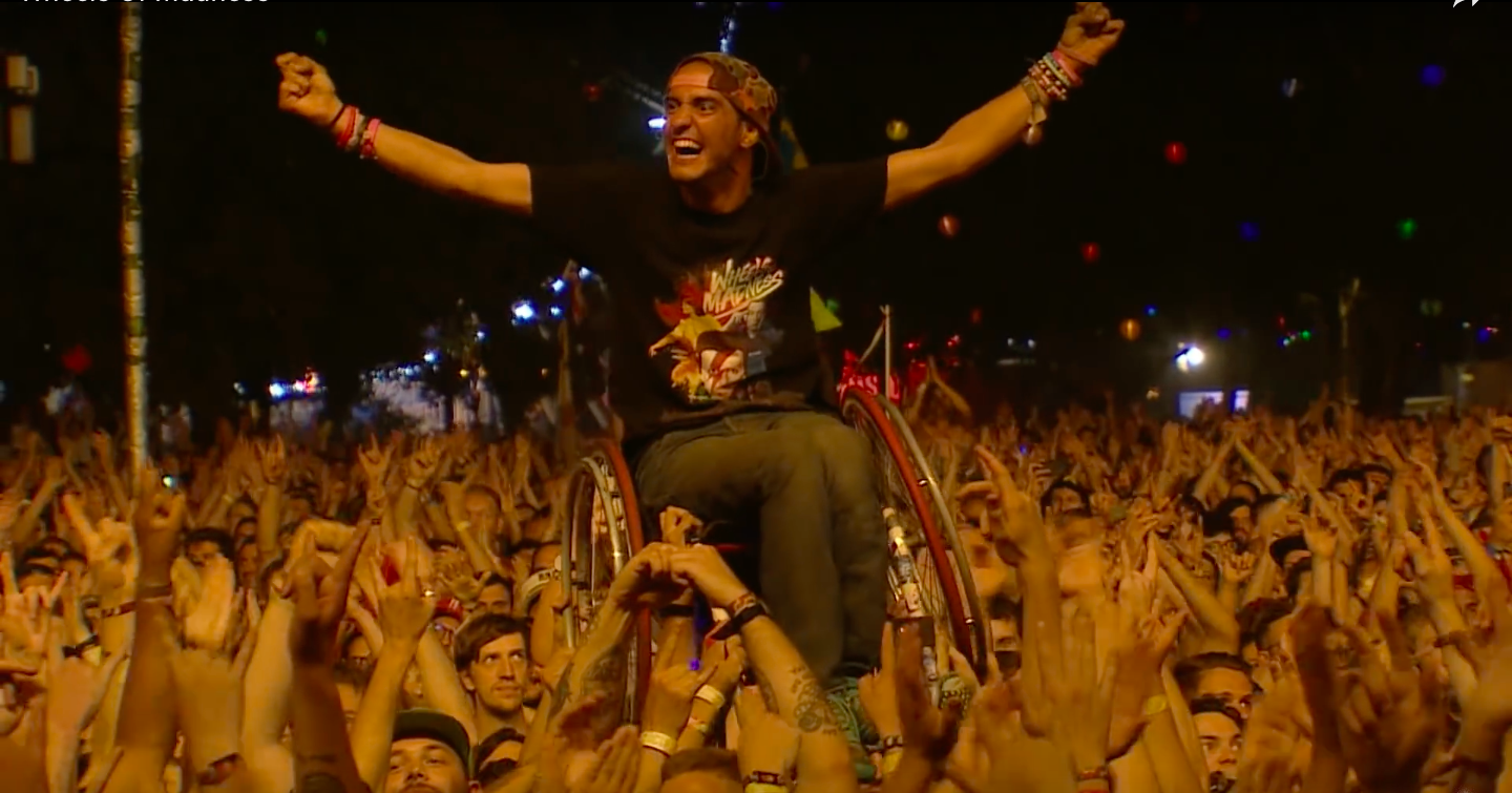 Gal crowdsurfde in zijn rolstoel op Sziget afbeelding nieuwsbericht Gal crowdsurfde in zijn rolstoel op Sziget afbeelding nieuwsbericht