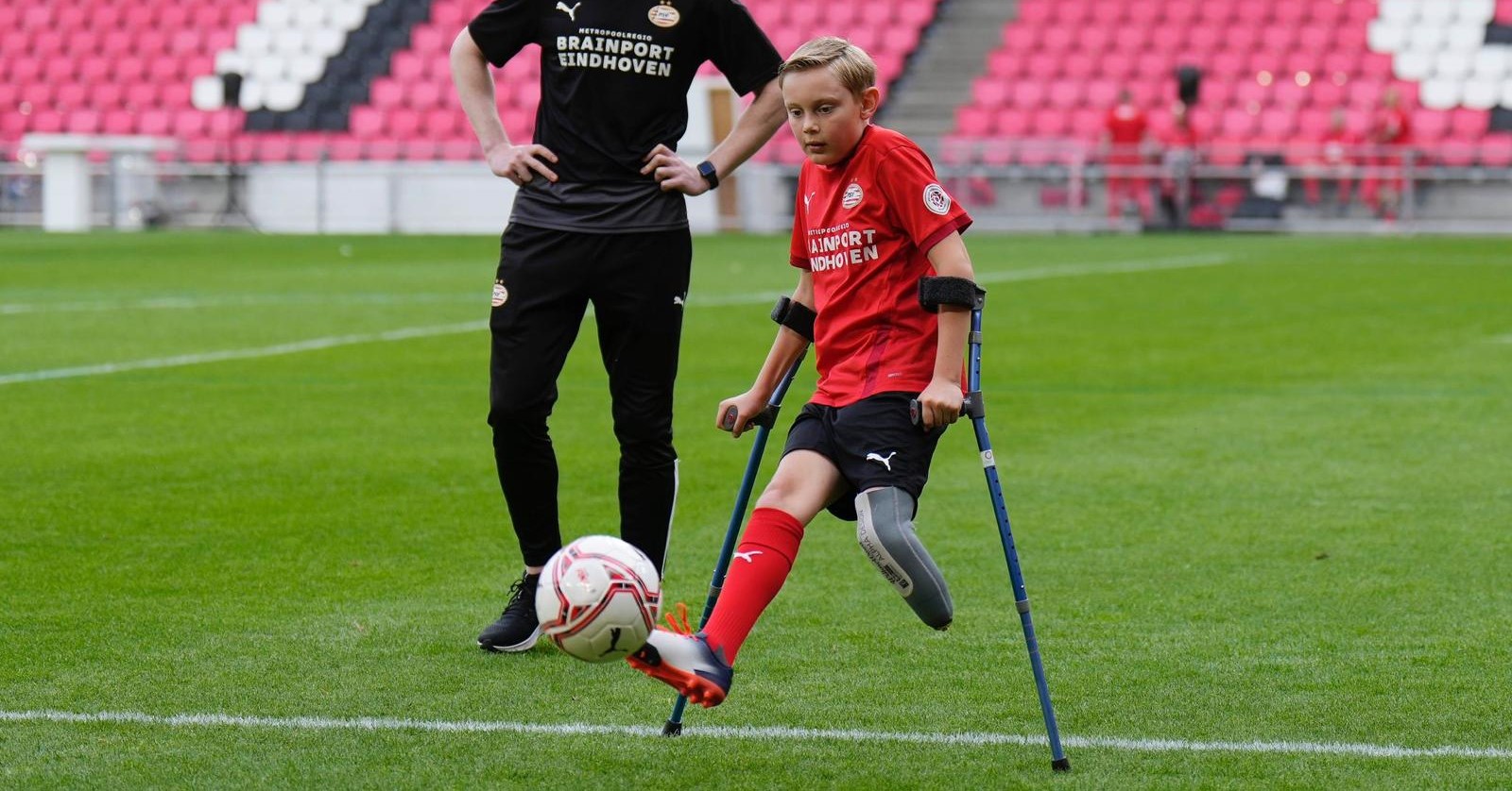 Luuk kan dankzij nieuwe prothese voetballen met zijn vriendjes afbeelding nieuwsbericht Luuk kan dankzij nieuwe prothese voetballen met zijn vriendjes afbeelding nieuwsbericht