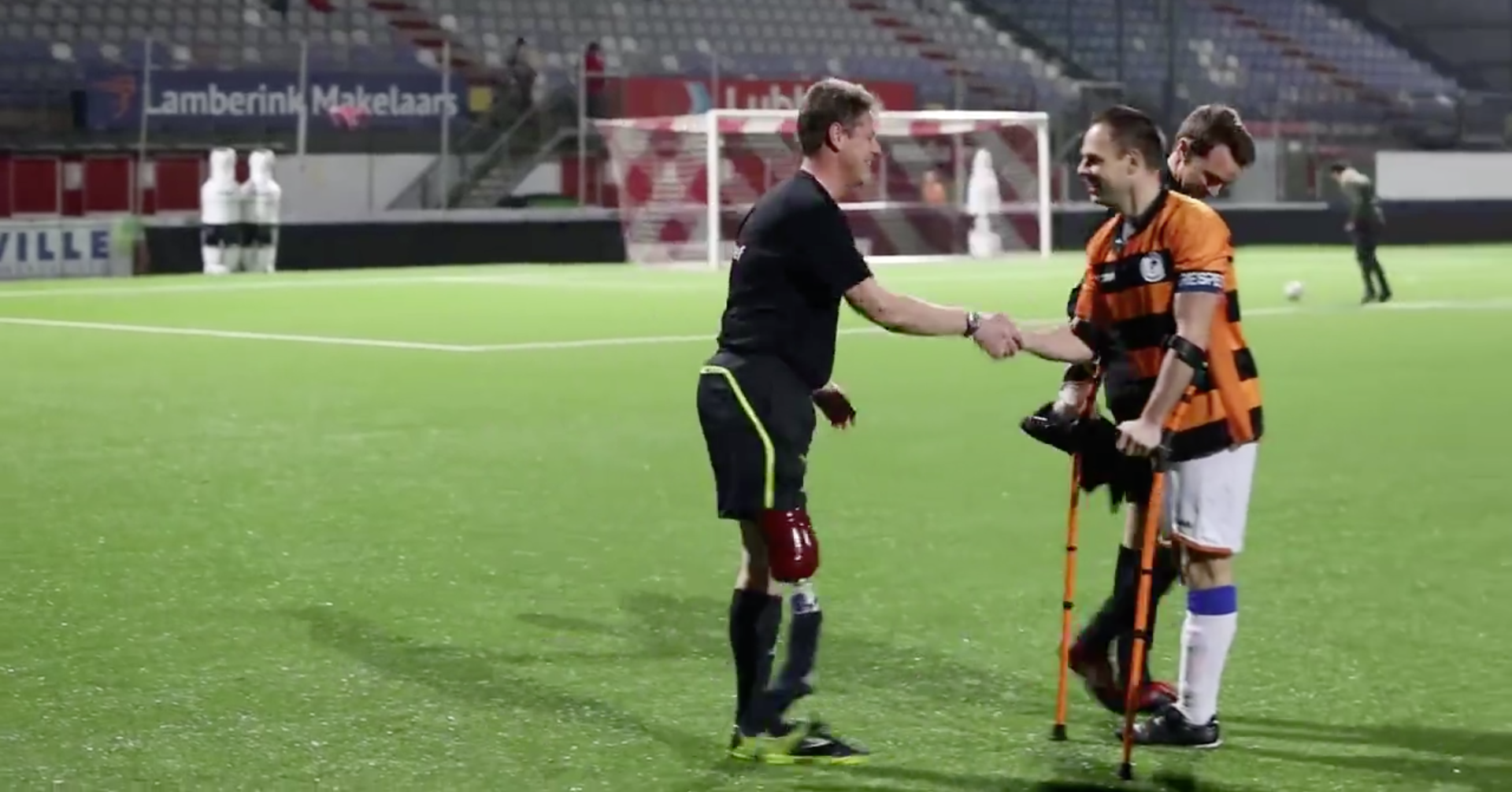 Jan fluit voetbalwedstrijd met één been afbeelding nieuwsbericht Jan fluit voetbalwedstrijd met één been afbeelding nieuwsbericht