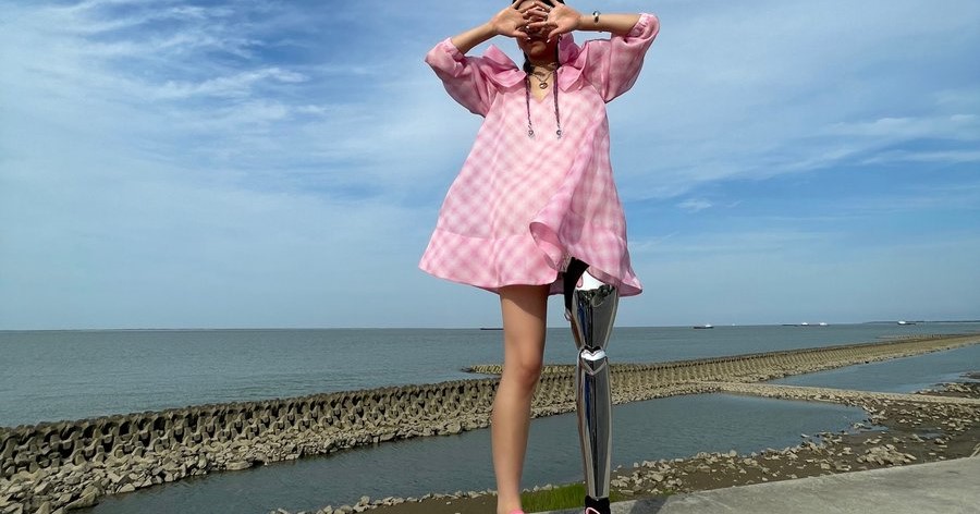 Dit model draagt haar prothese als kunst afbeelding nieuwsbericht Dit model draagt haar prothese als kunst afbeelding nieuwsbericht
