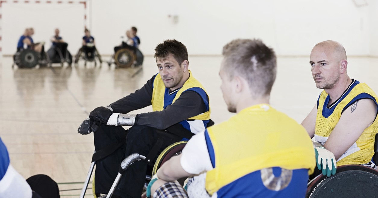 Rolstoelrugby gevaarlijk? Welnee, maar het kost wel eens een wiel afbeelding nieuwsbericht Rolstoelrugby gevaarlijk? Welnee, maar het kost wel eens een wiel afbeelding nieuwsbericht