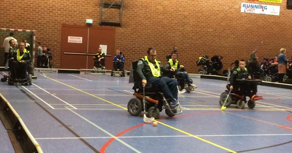 André (34, spastisch): ‘Ook met weinig spierkracht is e-hockey voor je weggelegd’ afbeelding nieuwsbericht André (34, spastisch): ‘Ook met weinig spierkracht is e-hockey voor je weggelegd’ afbeelding nieuwsbericht