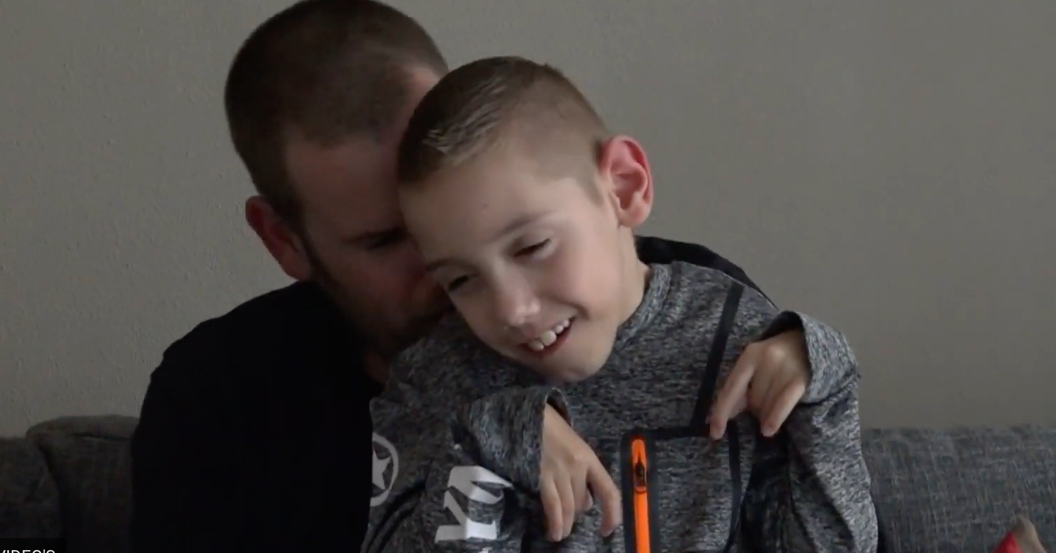 Levi (7) kan zelfstandig zitten met een pak afbeelding nieuwsbericht Levi (7) kan zelfstandig zitten met een pak afbeelding nieuwsbericht