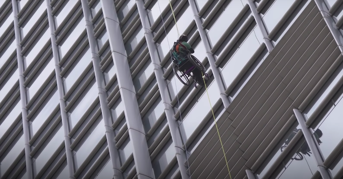 Man beklimt wolkenkrabber in zijn rolstoel afbeelding nieuwsbericht Man beklimt wolkenkrabber in zijn rolstoel afbeelding nieuwsbericht