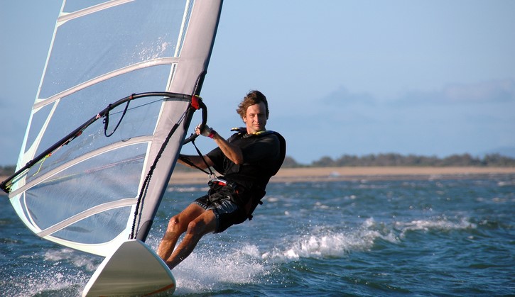 Reinoud (14) raakte zijn zicht grotendeels kwijt, maar windsurfen bleef hij gewoon doen afbeelding nieuwsbericht