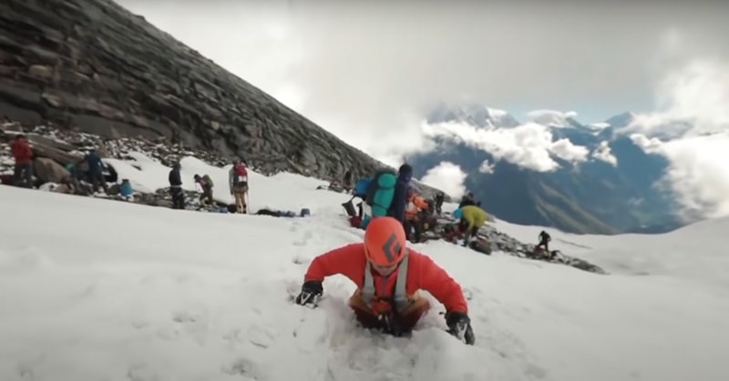 Man zonder benen beklimt berg in Nepal afbeelding nieuwsbericht