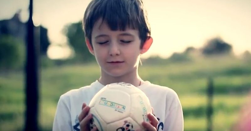 Als kinderen samen voetballen, ontstaat er een team en is er meer begrip en verbondenheid. afbeelding nieuwsbericht