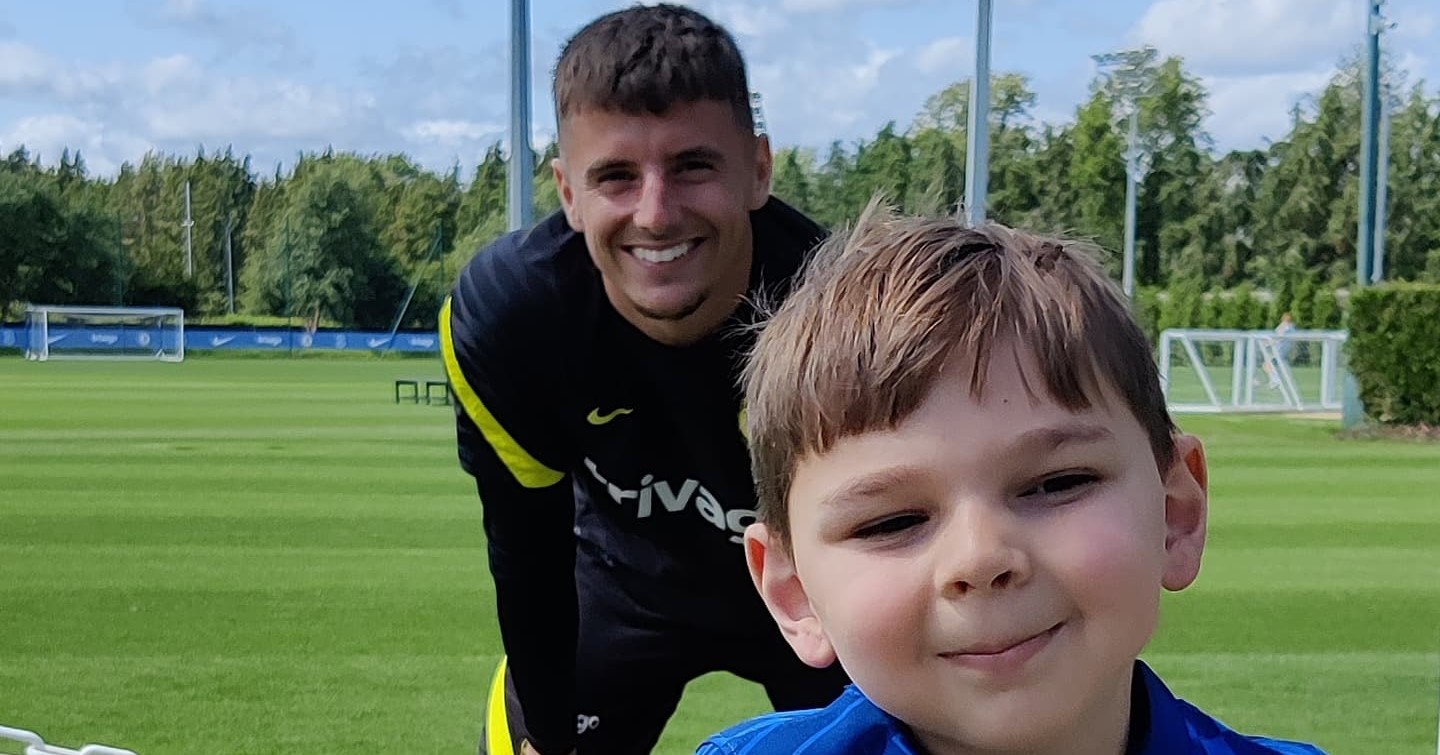 Tony trapt met krukken balletje bij Chelsea afbeelding nieuwsbericht Tony trapt met krukken balletje bij Chelsea afbeelding nieuwsbericht