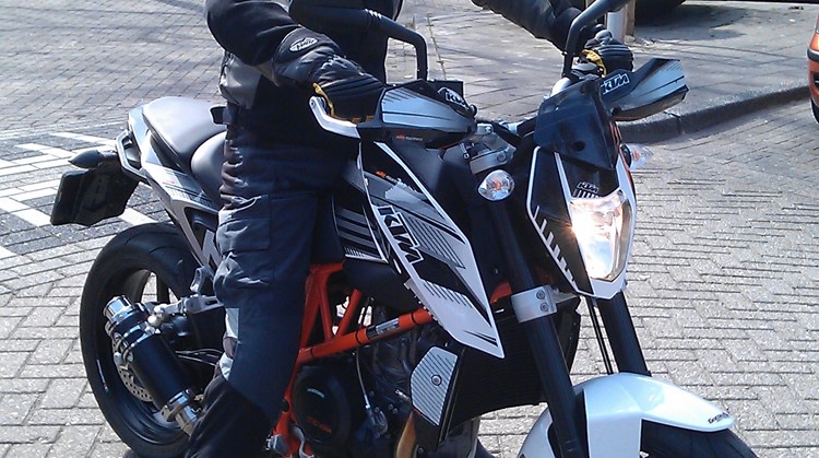 Meet Rick Geurtsen (46). Hij mist een oog en een been en rijdt motor als de beste. afbeelding nieuwsbericht Meet Rick Geurtsen (46). Hij mist een oog en een been en rijdt motor als de beste. afbeelding nieuwsbericht