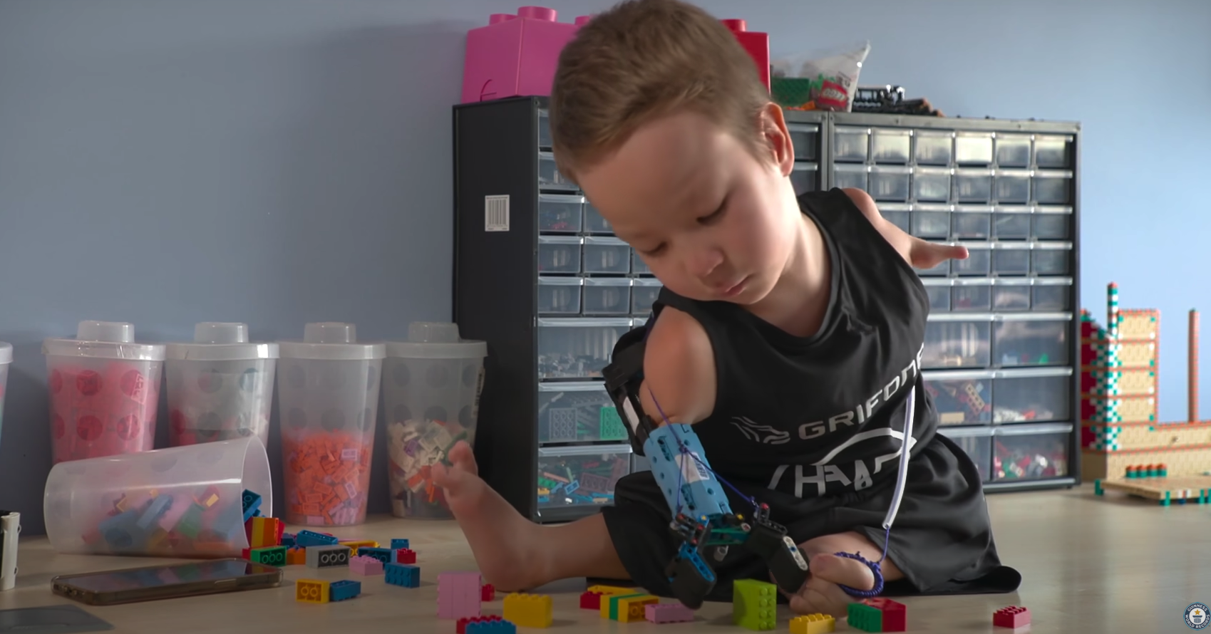 Jongetje door het dolle met zijn Lego-armen afbeelding nieuwsbericht Jongetje door het dolle met zijn Lego-armen afbeelding nieuwsbericht
