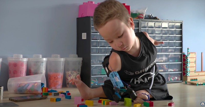 Jongetje door het dolle met zijn Lego-armen afbeelding nieuwsbericht