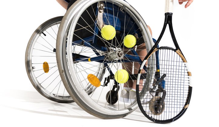 Bijzonder: Jort is nog maar veertien, maar hij doet er alles aan om iedereen een lekker potje tennis te laten spelen. afbeelding nieuwsbericht Bijzonder: Jort is nog maar veertien, maar hij doet er alles aan om iedereen een lekker potje tennis te laten spelen. afbeelding nieuwsbericht