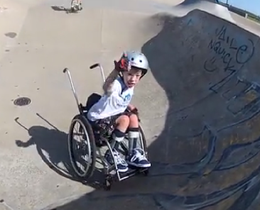 Harvey (11) zorgt in zijn rolstoel voor sensatie op de skatebaan afbeelding nieuwsbericht