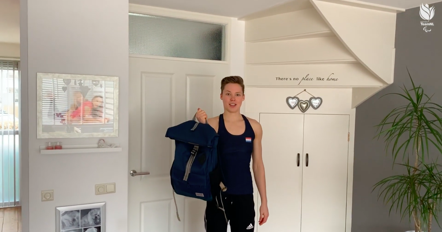Bo Kramer doet workout met rugtas en blikken afbeelding nieuwsbericht Bo Kramer doet workout met rugtas en blikken afbeelding nieuwsbericht