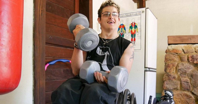 Gespierde jongen met cerebrale parese wordt fitness-instructeur afbeelding nieuwsbericht