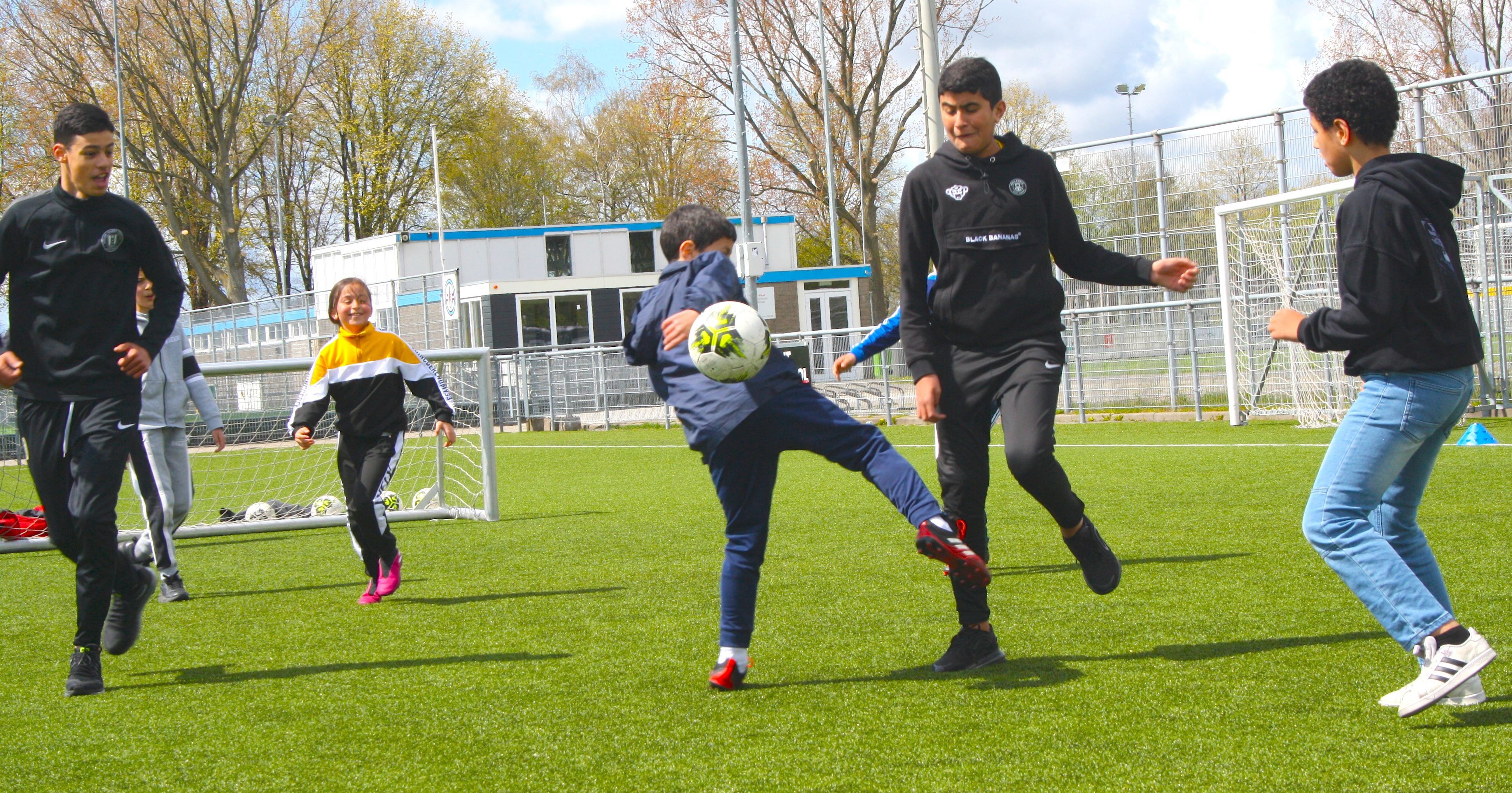 “De kinderen maken contact met de bal en elkaar” afbeelding nieuwsbericht “De kinderen maken contact met de bal en elkaar” afbeelding nieuwsbericht