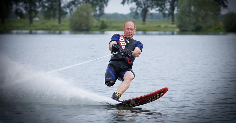 Ton (62, beenamputatie) accepteerde dankzij het waterskiën zijn handicap afbeelding nieuwsbericht