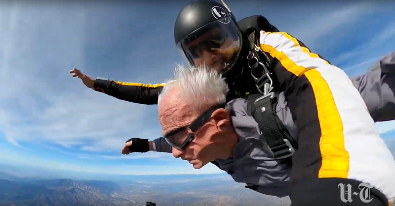 90-jarige zonder benen maakt parachutesprong afbeelding nieuwsbericht