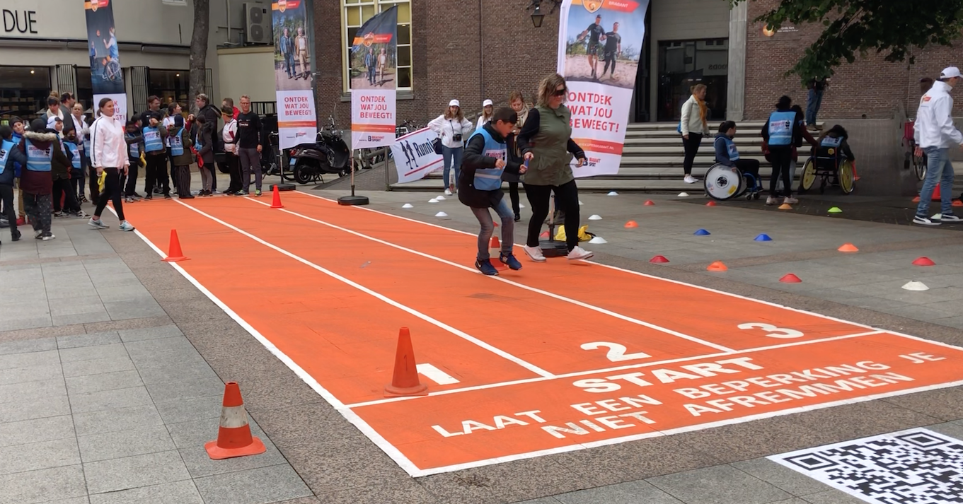 Opening tijdelijke atletiekbaan in centrum Den Bosch door Uniek Sporten Brabant afbeelding nieuwsbericht Opening tijdelijke atletiekbaan in centrum Den Bosch door Uniek Sporten Brabant afbeelding nieuwsbericht