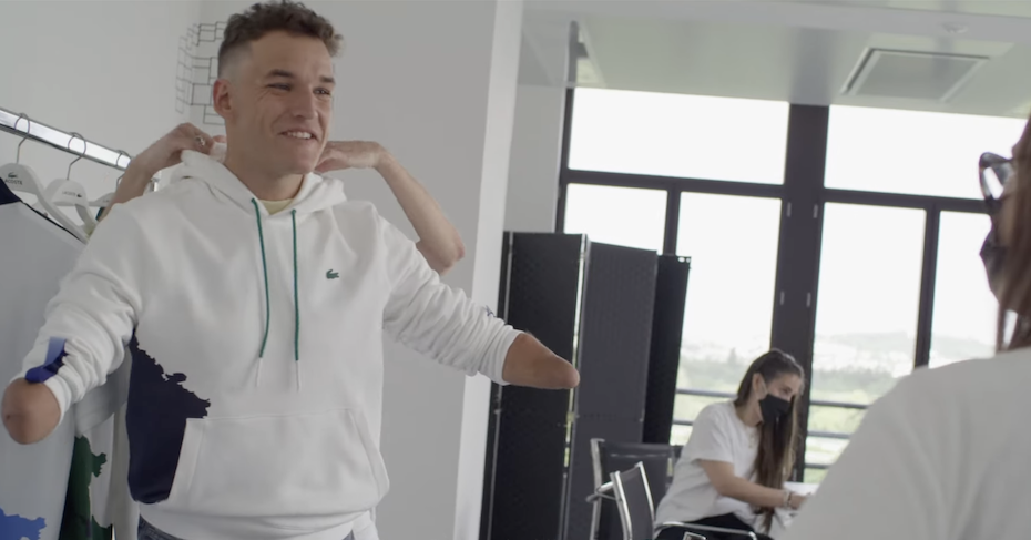 Lacoste lanceert collectie met parazwemmer afbeelding nieuwsbericht Lacoste lanceert collectie met parazwemmer afbeelding nieuwsbericht