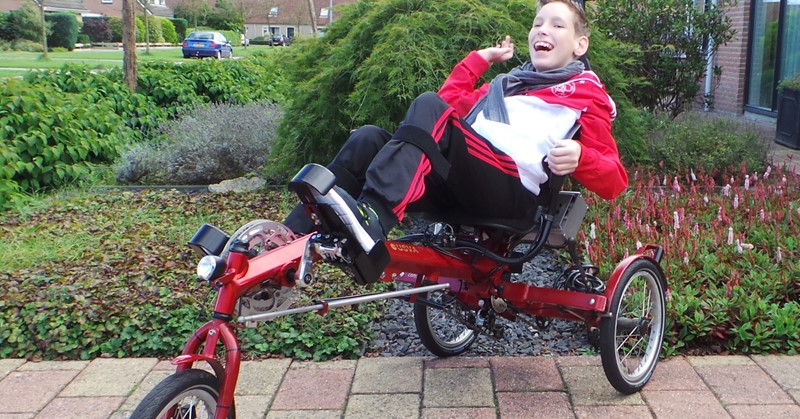 Lars (15) is lichamelijk zwaar beperkt. Toch crosst hij door de straten met zijn fiets. afbeelding nieuwsbericht