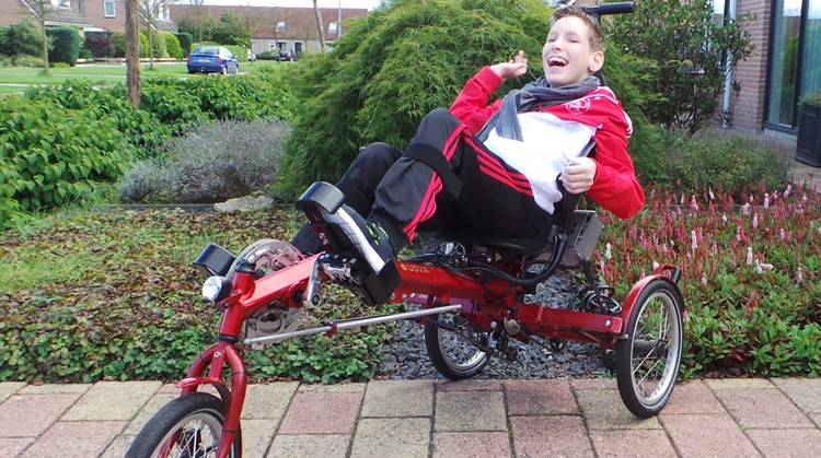 Lars (15) is lichamelijk zwaar beperkt. Toch crosst hij door de straten met zijn fiets. afbeelding nieuwsbericht Lars (15) is lichamelijk zwaar beperkt. Toch crosst hij door de straten met zijn fiets. afbeelding nieuwsbericht