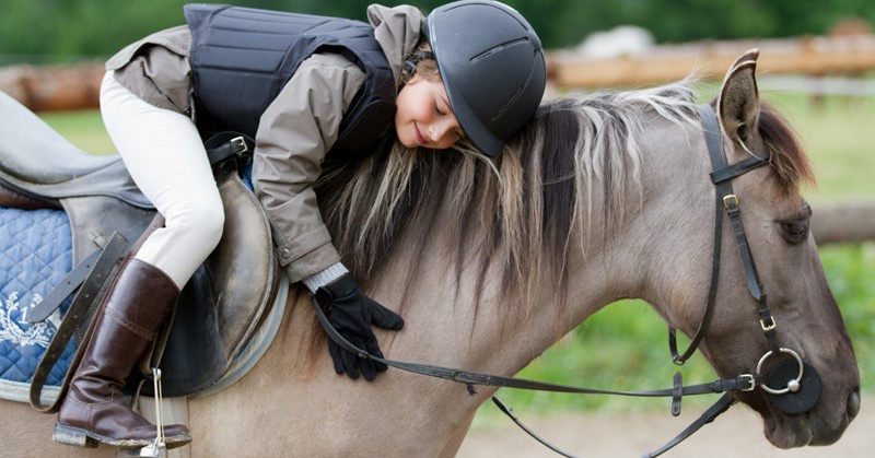 Paardrijden met een verstandelijke beperking? Bij speciale maneges raakt jouw kind vertrouwd met een paard afbeelding nieuwsbericht