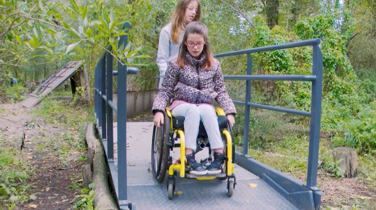Rosa kan met haar rolstoel door het Klauterwoud afbeelding nieuwsbericht