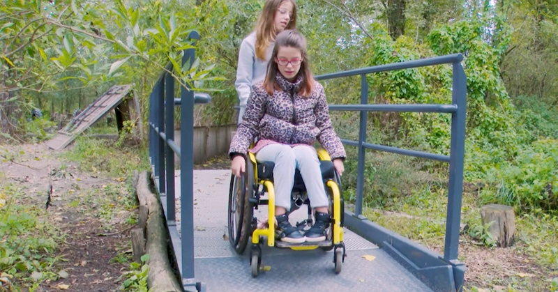 Rosa kan met haar rolstoel door het Klauterwoud afbeelding nieuwsbericht