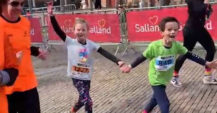Blinde Pleun liep met vriendje over de finish afbeelding nieuwsbericht Blinde Pleun liep met vriendje over de finish afbeelding nieuwsbericht