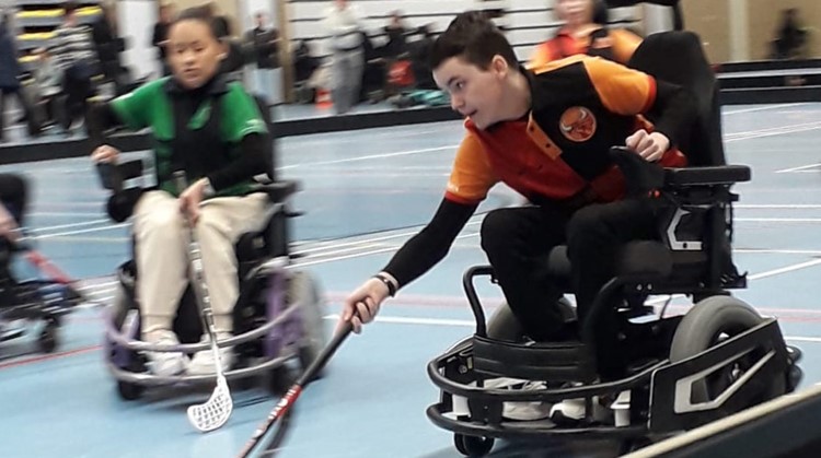 Teun kan met nieuwe rolstoel wedstrijden hockeyen afbeelding nieuwsbericht