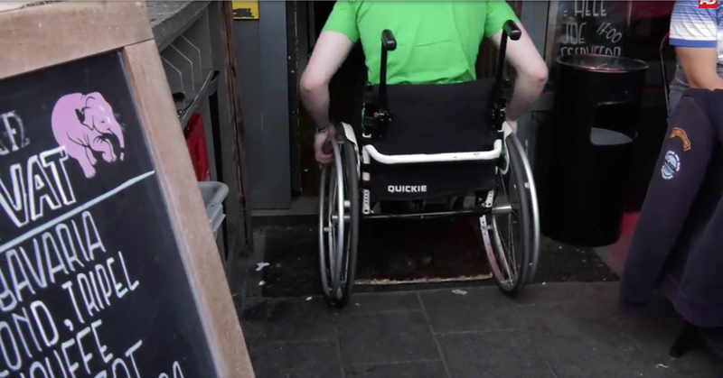 Op kroegentocht in de rolstoel in Rotterdam afbeelding nieuwsbericht
