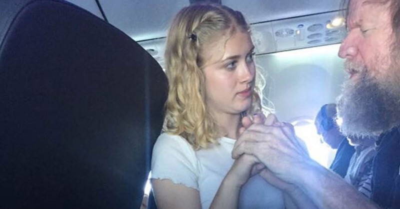 Ontroerend: dit lieve meisje helpt een blinde en dove passagier tijdens zijn vlucht afbeelding nieuwsbericht
