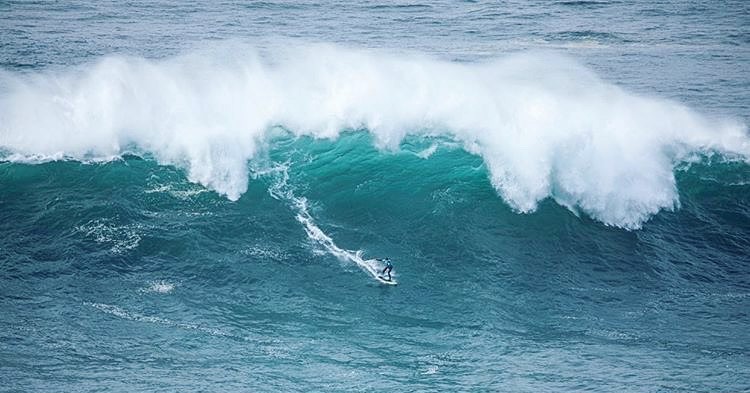 Ollie bedwingt golven van Nazaré op één been afbeelding nieuwsbericht