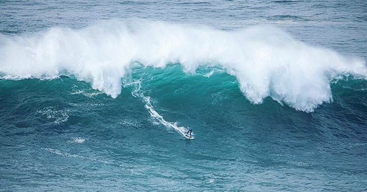 Ollie bedwingt golven van Nazaré op één been afbeelding nieuwsbericht Ollie bedwingt golven van Nazaré op één been afbeelding nieuwsbericht