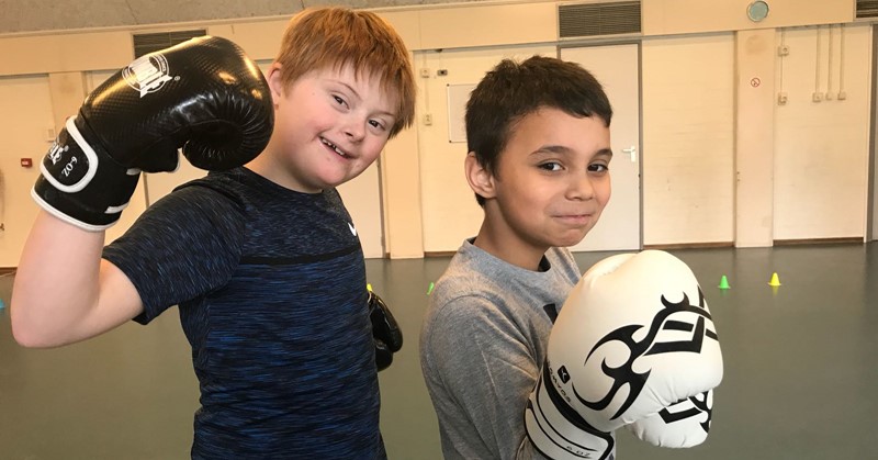 Kickboksen tegen de trainer geeft kinderen bij OverFit een grote smile afbeelding nieuwsbericht