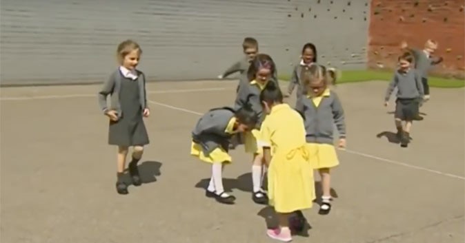 Kinderen reageren ontroerend op de nieuwe prothese van hun klasgenootje afbeelding nieuwsbericht Kinderen reageren ontroerend op de nieuwe prothese van hun klasgenootje afbeelding nieuwsbericht