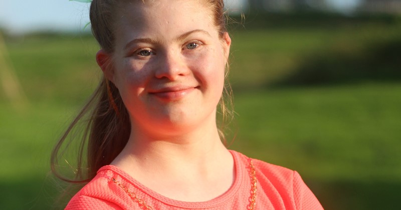 Eva (18, Downsyndroom) bloeit door het Surf Project helemaal op  afbeelding nieuwsbericht