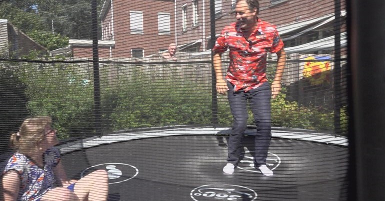 Jongeren in woongroep dolblij met trampoline afbeelding nieuwsbericht