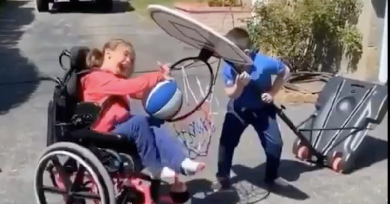  Jongetje helpt zusje in rolstoel met scoren afbeelding nieuwsbericht