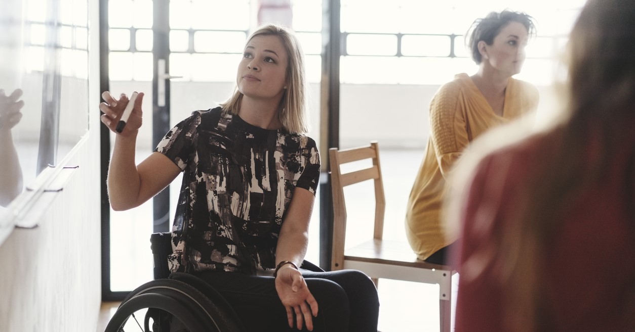 Nadine (22) weet wel raad met arbeidsmarktdiscriminatie: ‘Ik word zo goed dat geen baas meer om me heen kan’ afbeelding nieuwsbericht Nadine (22) weet wel raad met arbeidsmarktdiscriminatie: ‘Ik word zo goed dat geen baas meer om me heen kan’ afbeelding nieuwsbericht