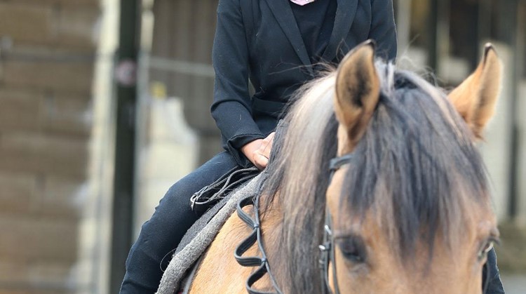 Noa (10) rijdt met minimale ondersteuning op het grootste paard van stal afbeelding nieuwsbericht Noa (10) rijdt met minimale ondersteuning op het grootste paard van stal afbeelding nieuwsbericht