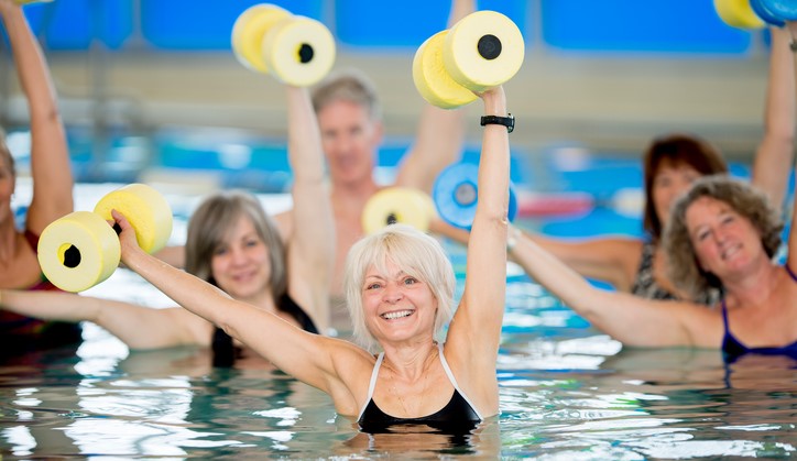 Joke (64, blind) vond haar wekelijkse zwemuurtje saai worden. Totdat ze een watersport vond die haar werkelijk nooit verveelt! afbeelding nieuwsbericht