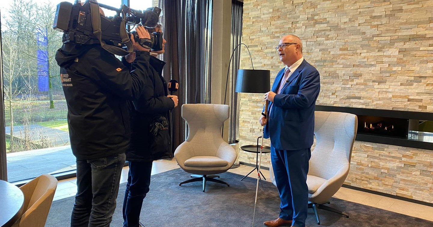 Blinde burgemeester van Waalre “hoort alles” afbeelding nieuwsbericht Blinde burgemeester van Waalre “hoort alles” afbeelding nieuwsbericht