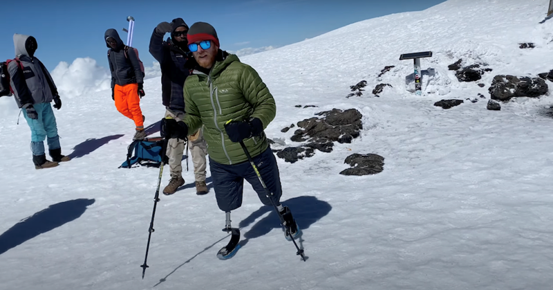 Justin beklimt hoogste bergen op protheses afbeelding nieuwsbericht