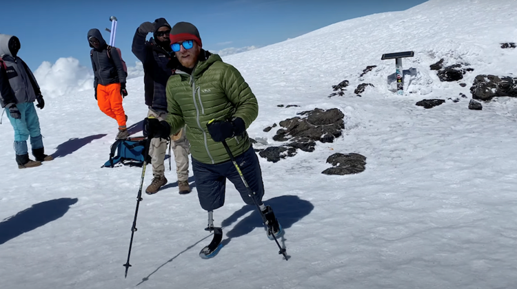 Justin beklimt hoogste bergen op protheses afbeelding nieuwsbericht