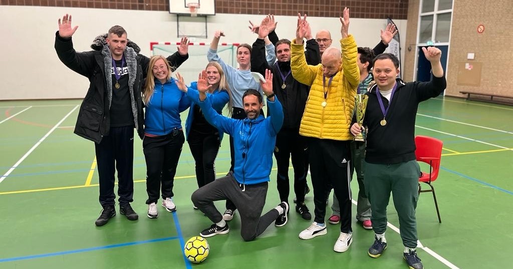 Sportiviteit en verbinding tijdens zaal voetbaltoernooi afbeelding nieuwsbericht Sportiviteit en verbinding tijdens zaal voetbaltoernooi afbeelding nieuwsbericht