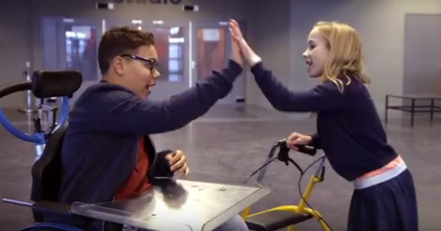 Merijn (13, hersenverlamming) is in één klap bekend dankzij de Voice Kids afbeelding nieuwsbericht Merijn (13, hersenverlamming) is in één klap bekend dankzij de Voice Kids afbeelding nieuwsbericht